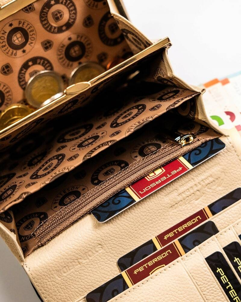 Portfel damski średnich rozmiarów w kolorze beżowym mieszczący dowód rejestracyjny - Peterson - obrazek 9