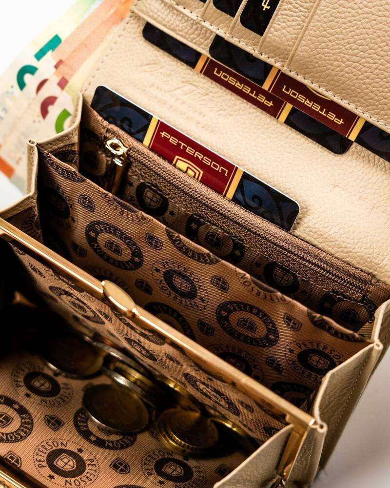 Portfel damski średnich rozmiarów w kolorze beżowym mieszczący dowód rejestracyjny - Peterson - obrazek 10