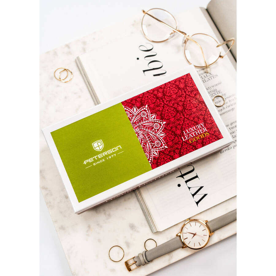 Klasyczny portfel damski ze skóry naturalnej w czarno-złotym kolorze zapakowany w markowe pudełko - Peterson - obrazek 5