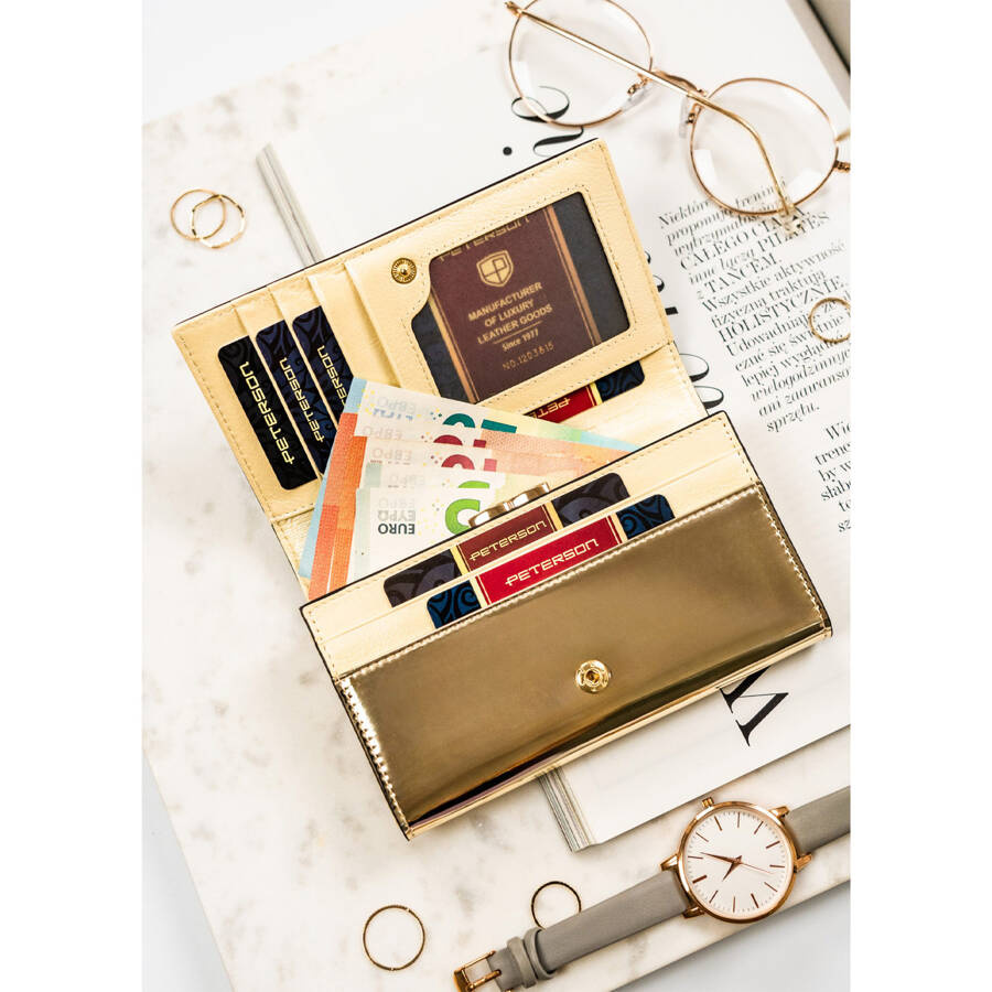 Klasyczny portfel damski ze skóry naturalnej w czarno-złotym kolorze zapakowany w markowe pudełko - Peterson - obrazek 6