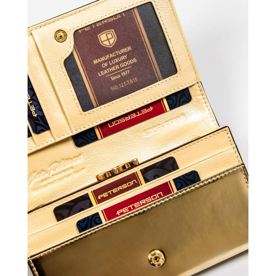 Klasyczny portfel damski ze skóry naturalnej w czarno-złotym kolorze zapakowany w markowe pudełko - Peterson - obrazek 8
