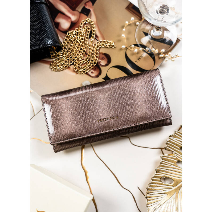 Lakierowany portfel damski w szarym kolorze z kieszenią na suwak - Peterson - obrazek 3