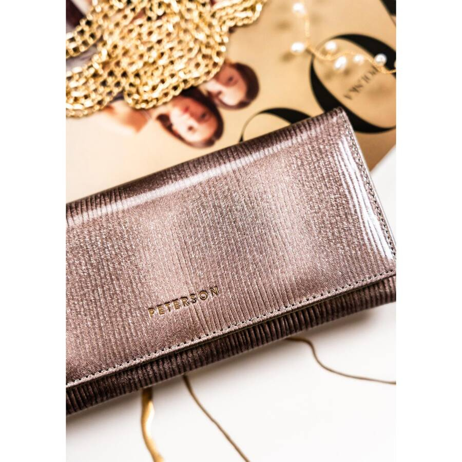 Lakierowany portfel damski w szarym kolorze z kieszenią na suwak - Peterson - obrazek 4