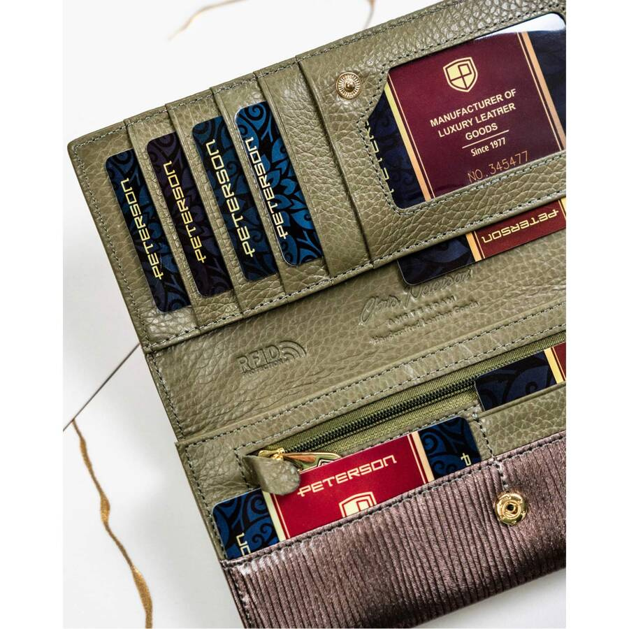 Lakierowany portfel damski w szarym kolorze z kieszenią na suwak - Peterson - obrazek 9