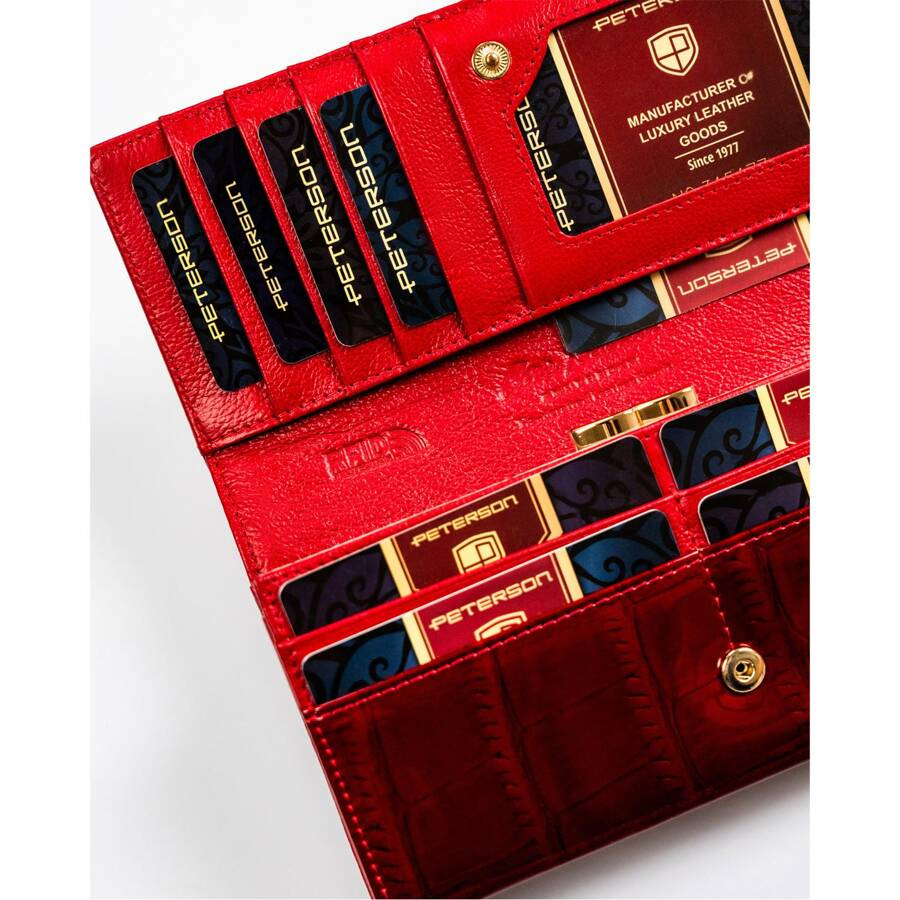 Pojemny, czerwony portfel damski ze zwierzęcym tłoczeniem na klapie - Peterson - obrazek 8