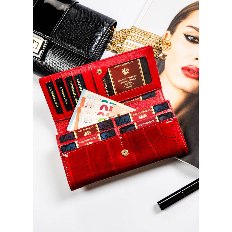 Pojemny, czerwony portfel damski ze zwierzęcym tłoczeniem na klapie - Peterson - obrazek 5