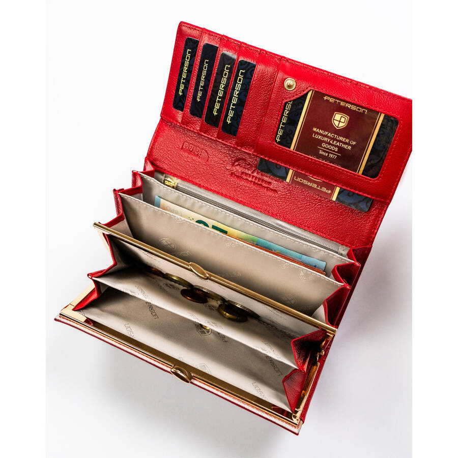 Pojemny, czerwony portfel damski ze zwierzęcym tłoczeniem na klapie - Peterson - obrazek 7
