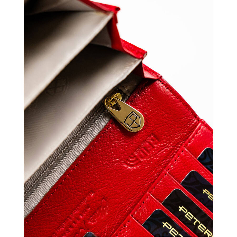 Pojemny, czerwony portfel damski ze zwierzęcym tłoczeniem na klapie - Peterson - obrazek 11