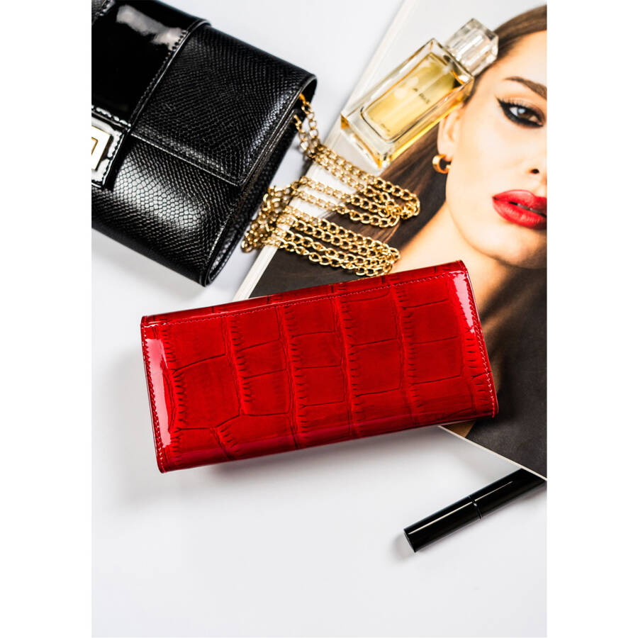 Pojemny, czerwony portfel damski ze zwierzęcym tłoczeniem na klapie - Peterson - obrazek 4