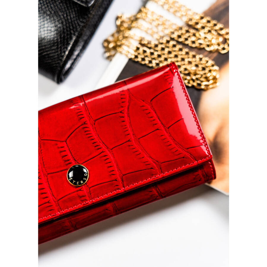 Pojemny, czerwony portfel damski ze zwierzęcym tłoczeniem na klapie - Peterson - obrazek 3