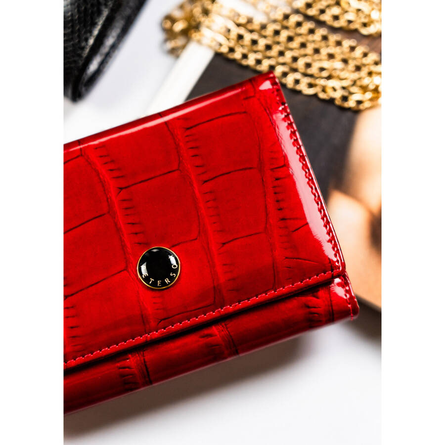 Mały portfel damski ze skóry naturalnej w czerwonym kolorze zamykany na bigiel i zatrzask - Peterson - obrazek 3