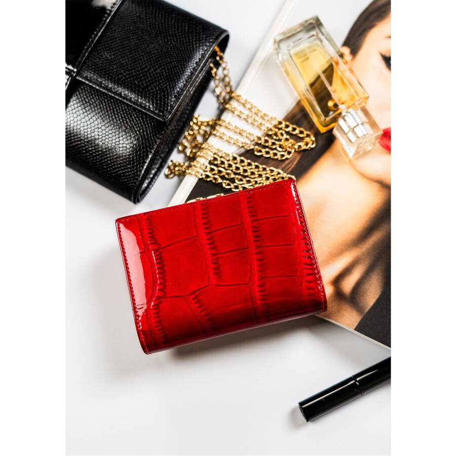 Mały portfel damski ze skóry naturalnej w czerwonym kolorze zamykany na bigiel i zatrzask - Peterson - obrazek 4