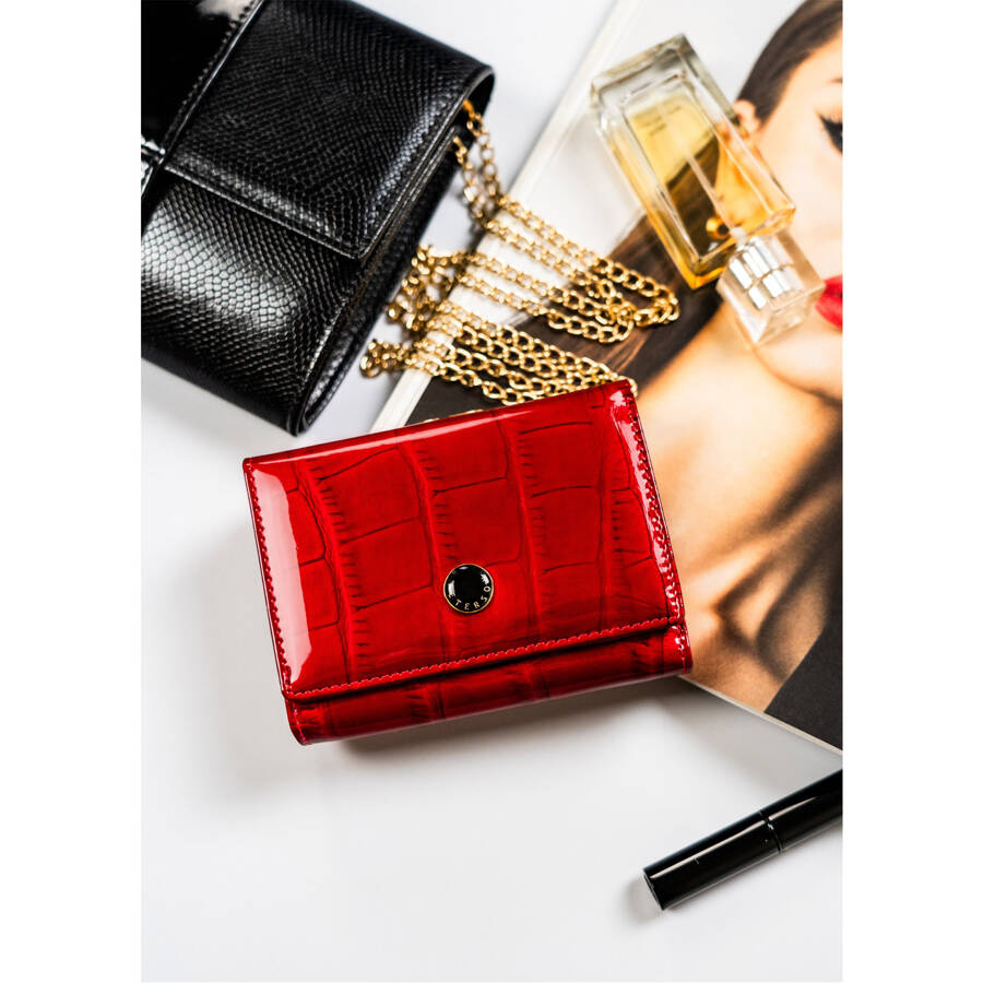 Mały portfel damski ze skóry naturalnej w czerwonym kolorze zamykany na bigiel i zatrzask - Peterson - obrazek 2