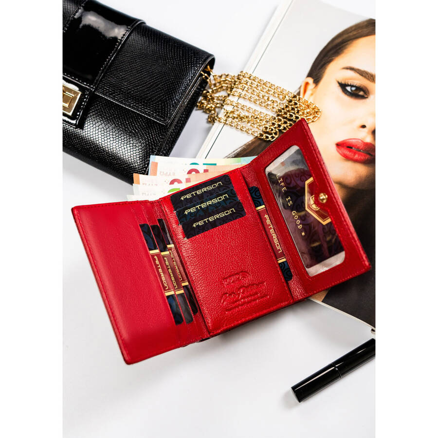Mały portfel damski ze skóry naturalnej w czerwonym kolorze zamykany na bigiel i zatrzask - Peterson - obrazek 5