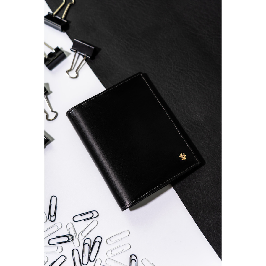 Pionowy, skórzany portfel męski w czarnym kolorze bez zapięcia zewnętrznego - Rovicky - obrazek 2