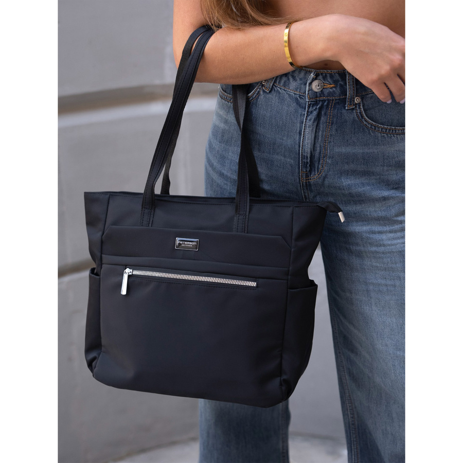 Miejska torebka damska mieszcząca A4 w czarnym kolorze - Peterson - obrazek 5