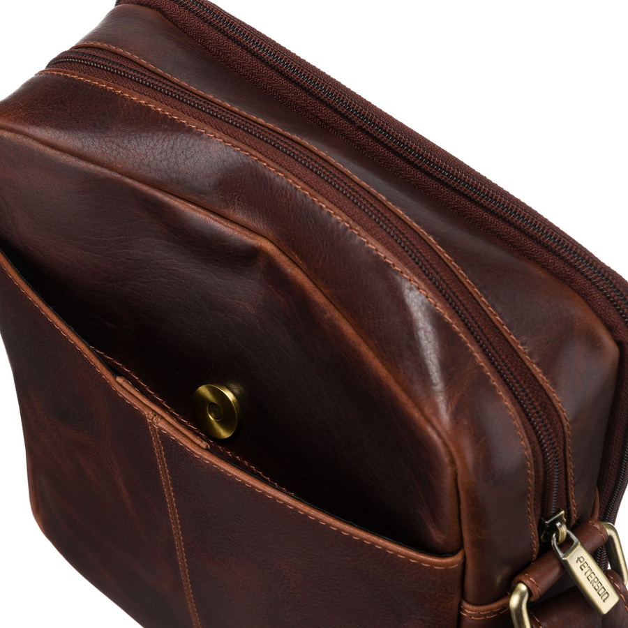 Listonoszka męska ze skóry naturalnej w brązowym kolorze z zewnętrzną kieszenią na suwak - Peterson - obrazek 7