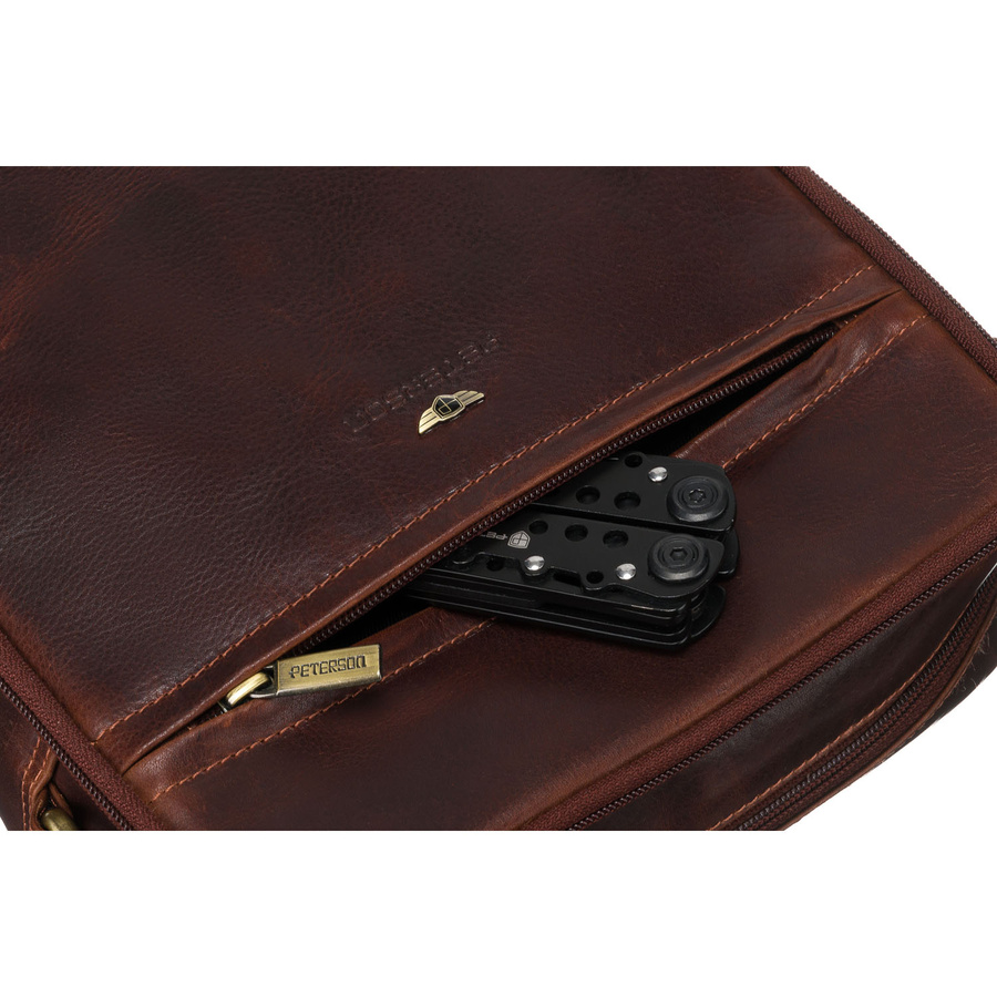 Listonoszka męska ze skóry naturalnej w brązowym kolorze z zewnętrzną kieszenią na suwak - Peterson - obrazek 6