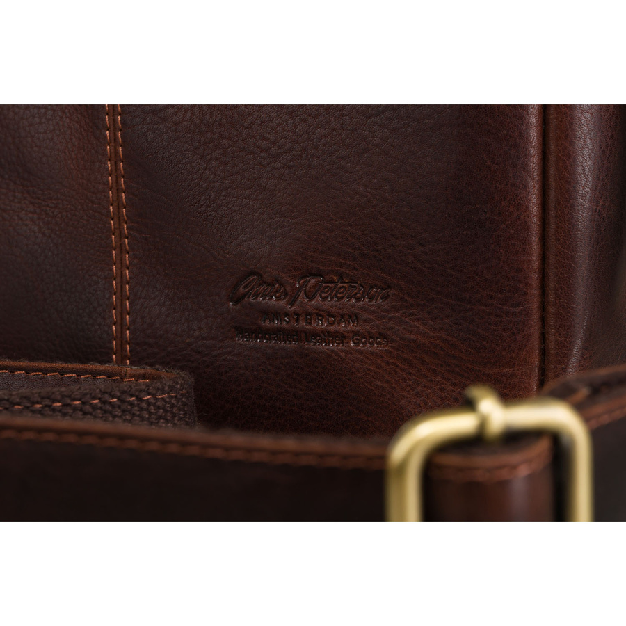 Listonoszka męska ze skóry naturalnej w brązowym kolorze z zewnętrzną kieszenią na suwak - Peterson - obrazek 9