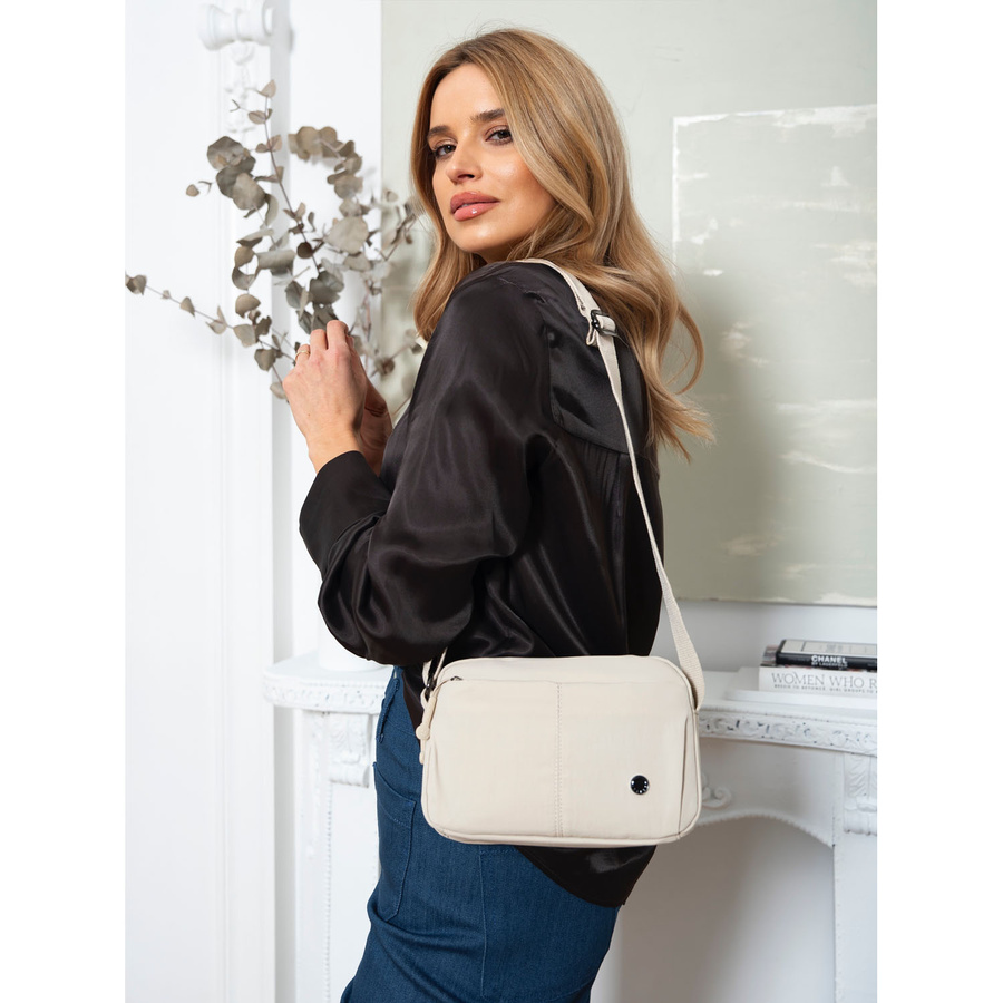 Listonoszka damska w beżowym kolorze zawieszona na regulowanym pasku - Peterson - obrazek 2