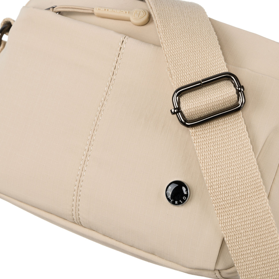 Listonoszka damska w beżowym kolorze zawieszona na regulowanym pasku - Peterson - obrazek 8