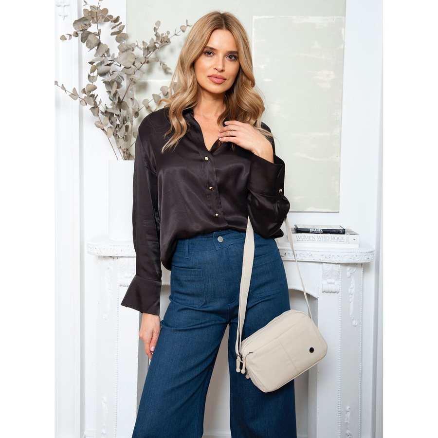 Listonoszka damska w beżowym kolorze zawieszona na regulowanym pasku - Peterson - obrazek 4