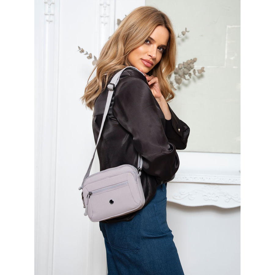Miejska listonoszka damska w jasnym, fioletowym kolorze zawieszona na regulowanym pasku - Peterson - obrazek 2
