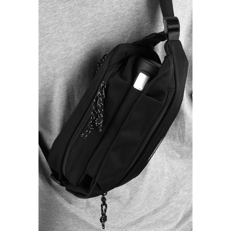 Pojemna nerka męska z poliestru w czarnym kolorze zamykana suwakiem - Peterson - obrazek 11