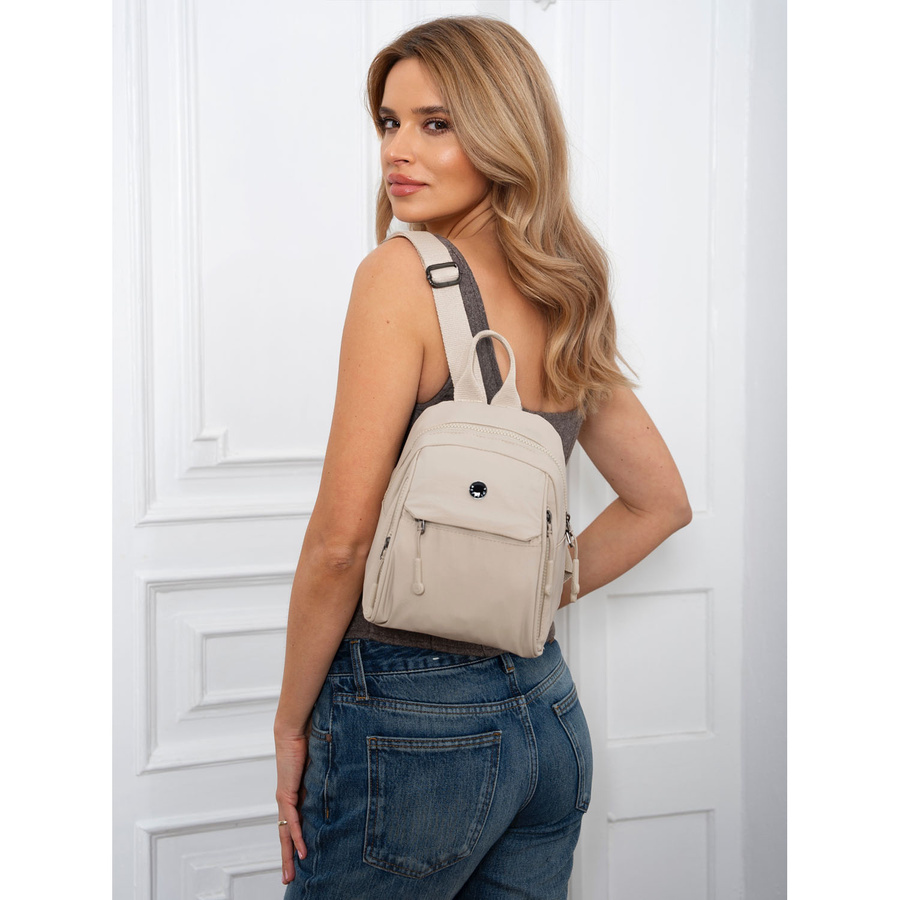 Beżowy plecak damski z poliestru zawieszony na regulowanych szelkach - Peterson - obrazek 2