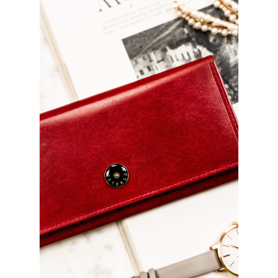 Elegancki, skórzany portfel damski w czerwonym kolorze zamykany na zatrzask - Peterson - obrazek 6