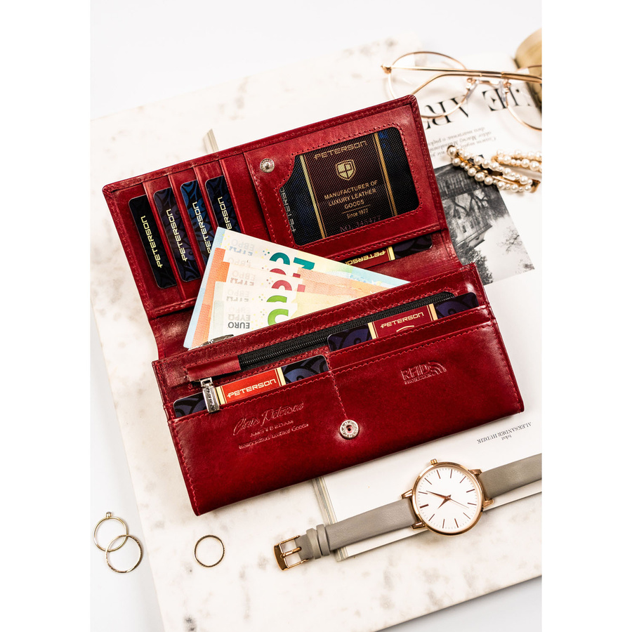 Elegancki, skórzany portfel damski w czerwonym kolorze zamykany na zatrzask - Peterson - obrazek 8