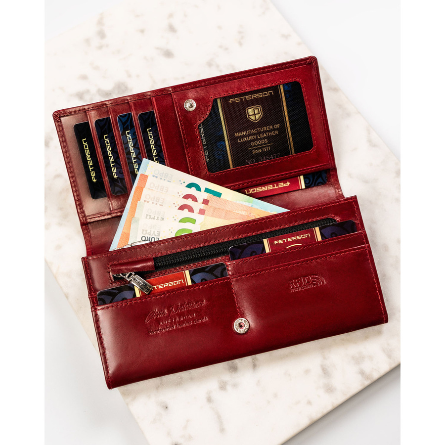 Elegancki, skórzany portfel damski w czerwonym kolorze zamykany na zatrzask - Peterson - obrazek 9