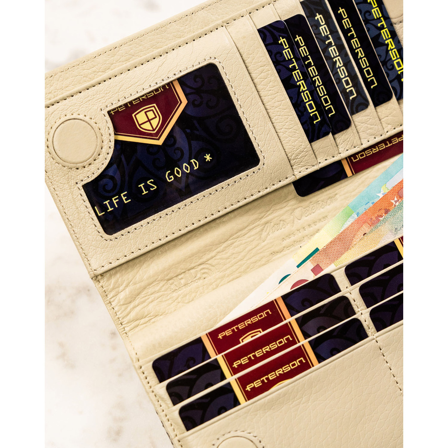 Skórzany portfel damski na magnes z fakturą imitującą skórę węża w beżowym kolorze - Peterson - obrazek 8