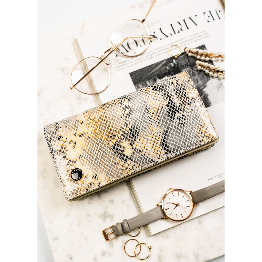 Skórzany portfel damski na magnes z fakturą imitującą skórę węża w beżowym kolorze - Peterson - obrazek 3
