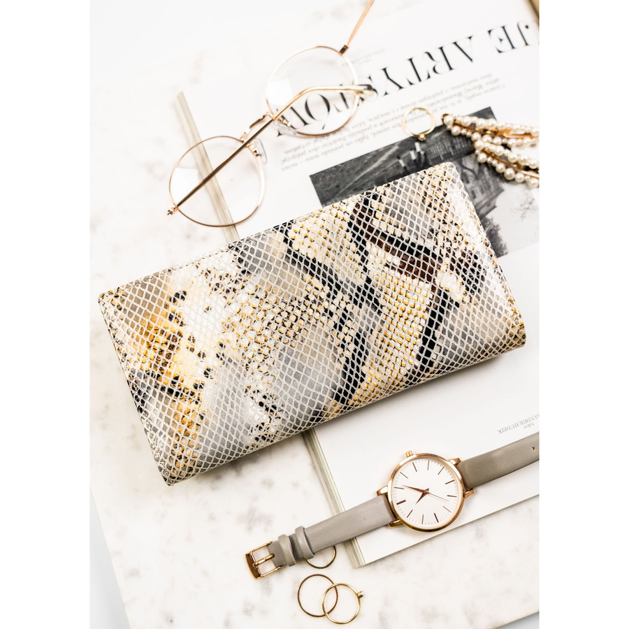 Skórzany portfel damski na magnes z fakturą imitującą skórę węża w beżowym kolorze - Peterson - obrazek 5