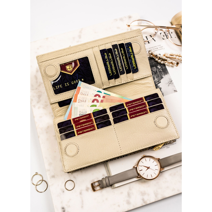 Skórzany portfel damski na magnes z fakturą imitującą skórę węża w beżowym kolorze - Peterson - obrazek 6