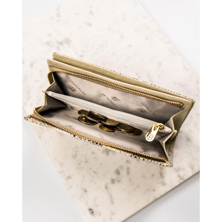 Skórzany portfel damski na magnes z fakturą imitującą skórę węża w beżowym kolorze - Peterson - obrazek 10