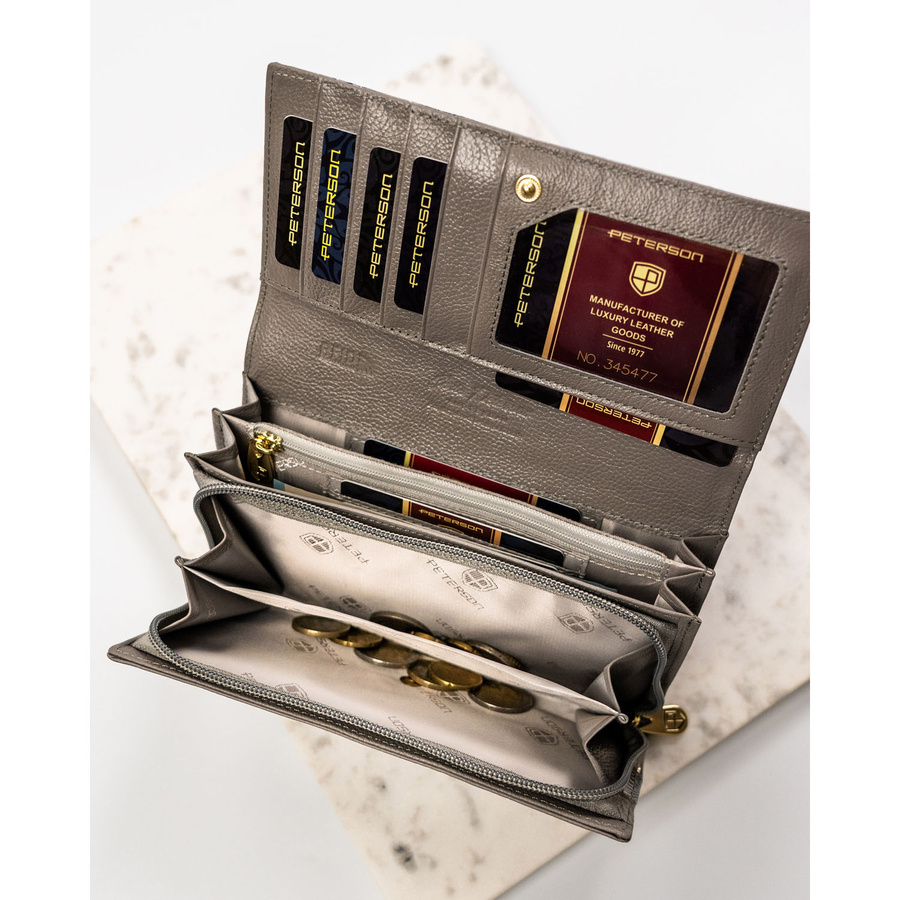 Pojemny portfel damski ze skóry naturalnej w srebrnym kolorze zamykany na zatrzask - Peterson - obrazek 8