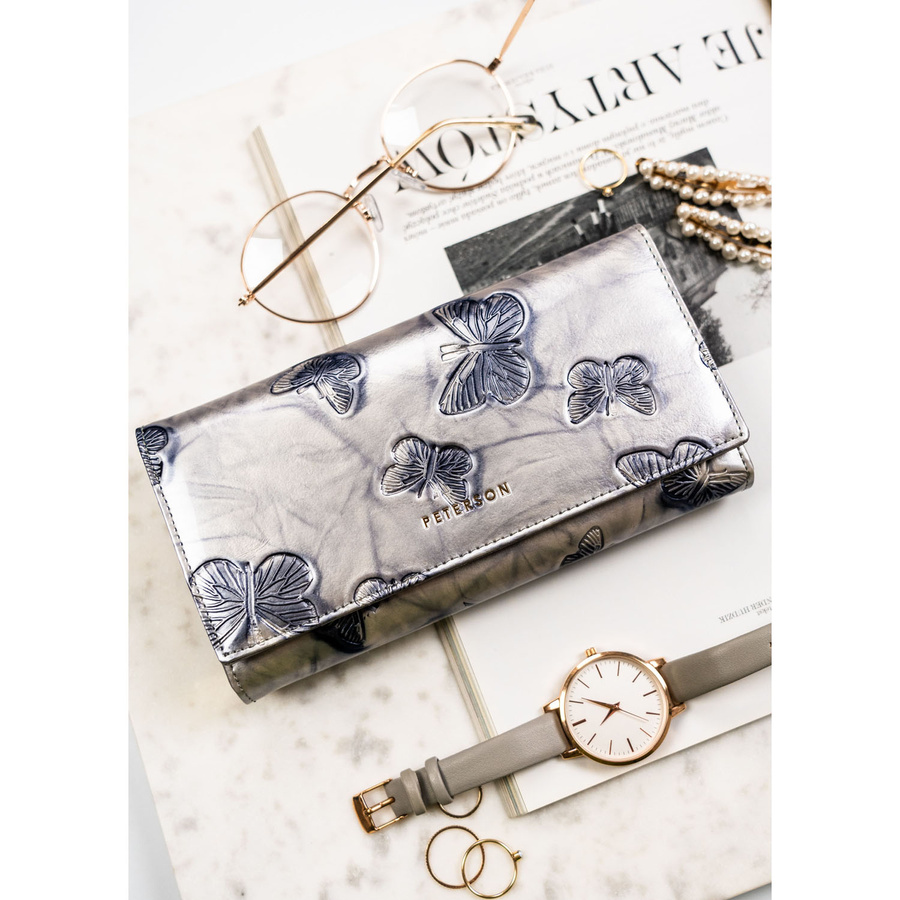 Pojemny portfel damski ze skóry naturalnej w srebrnym kolorze zamykany na zatrzask - Peterson - obrazek 3