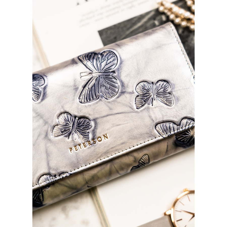 Pojemny portfel damski ze skóry naturalnej w srebrnym kolorze zamykany na zatrzask - Peterson - obrazek 4
