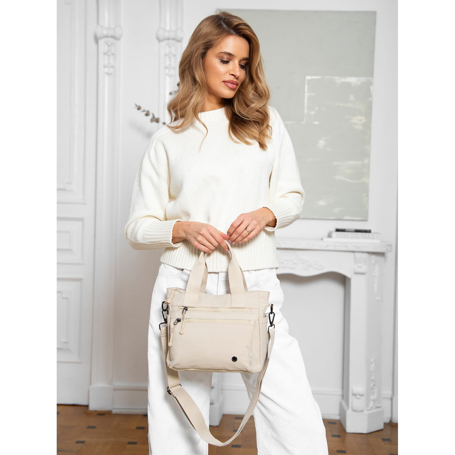 Niewielka shopperka damska z poliestru w beżowym kolorze z dopinanym paskiem - Peterson - obrazek 3