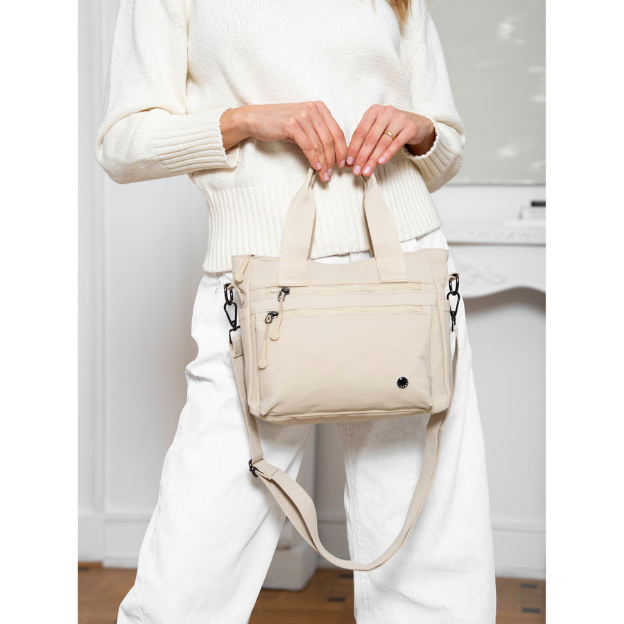 Niewielka shopperka damska z poliestru w beżowym kolorze z dopinanym paskiem - Peterson - obrazek 2