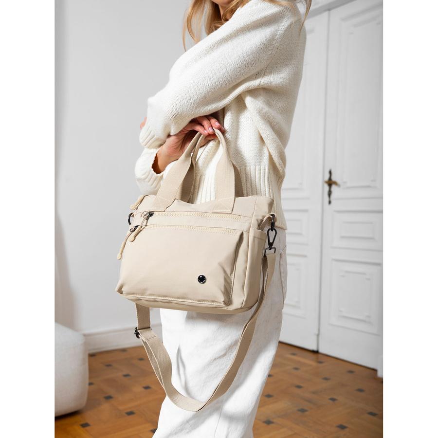 Niewielka shopperka damska z poliestru w beżowym kolorze z dopinanym paskiem - Peterson - obrazek 6