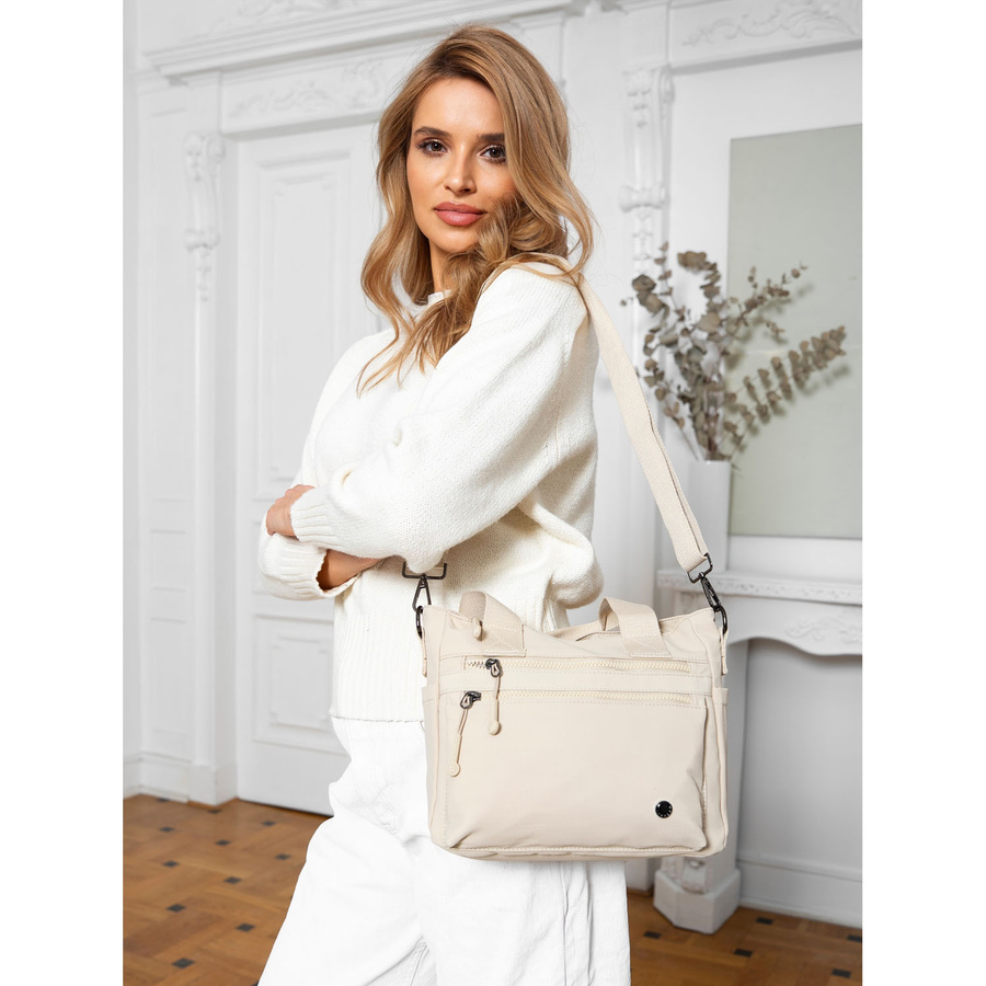 Niewielka shopperka damska z poliestru w beżowym kolorze z dopinanym paskiem - Peterson - obrazek 8