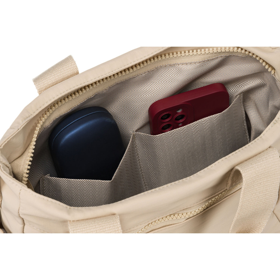 Niewielka shopperka damska z poliestru w beżowym kolorze z dopinanym paskiem - Peterson - obrazek 10