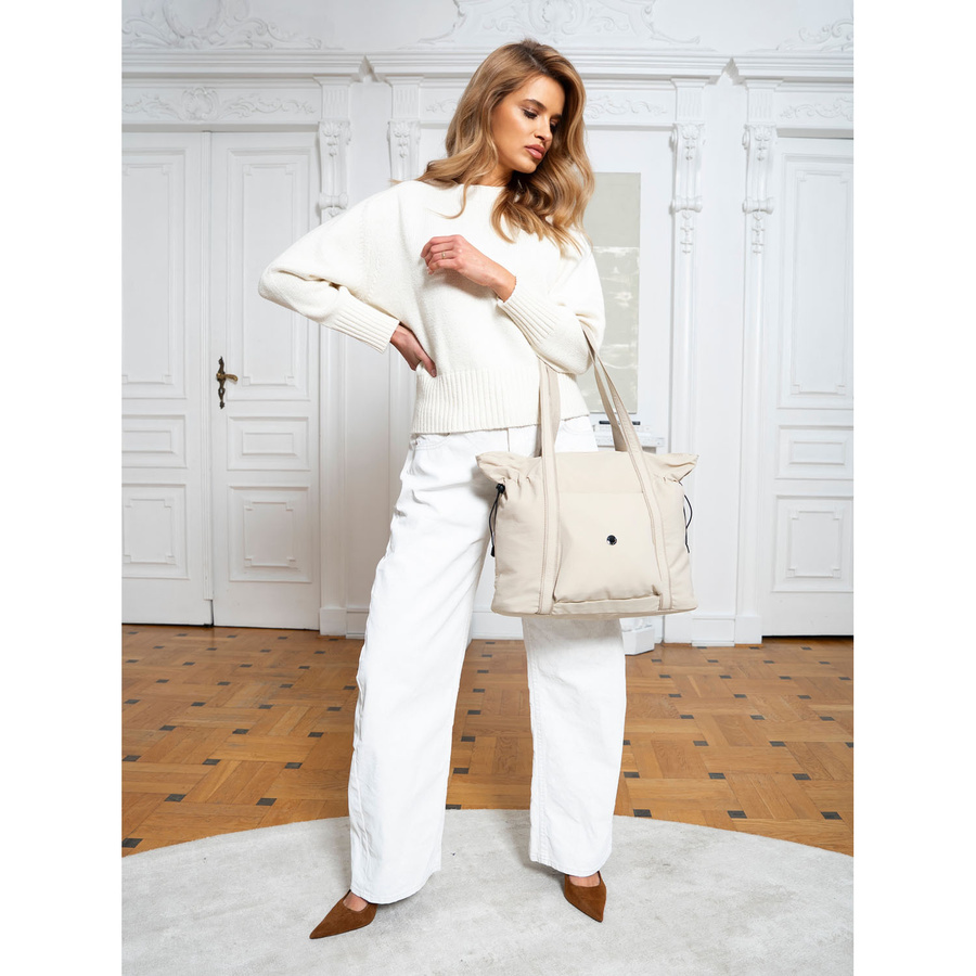 Beżowa shopperka damska z poliestru zawieszona na wygodnych uchwytach - Peterson - obrazek 8