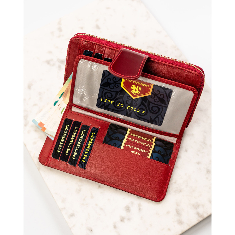 Lakierowany, pionowy skórzany portfel damski w czerwonym kolorze - Peterson - obrazek 7