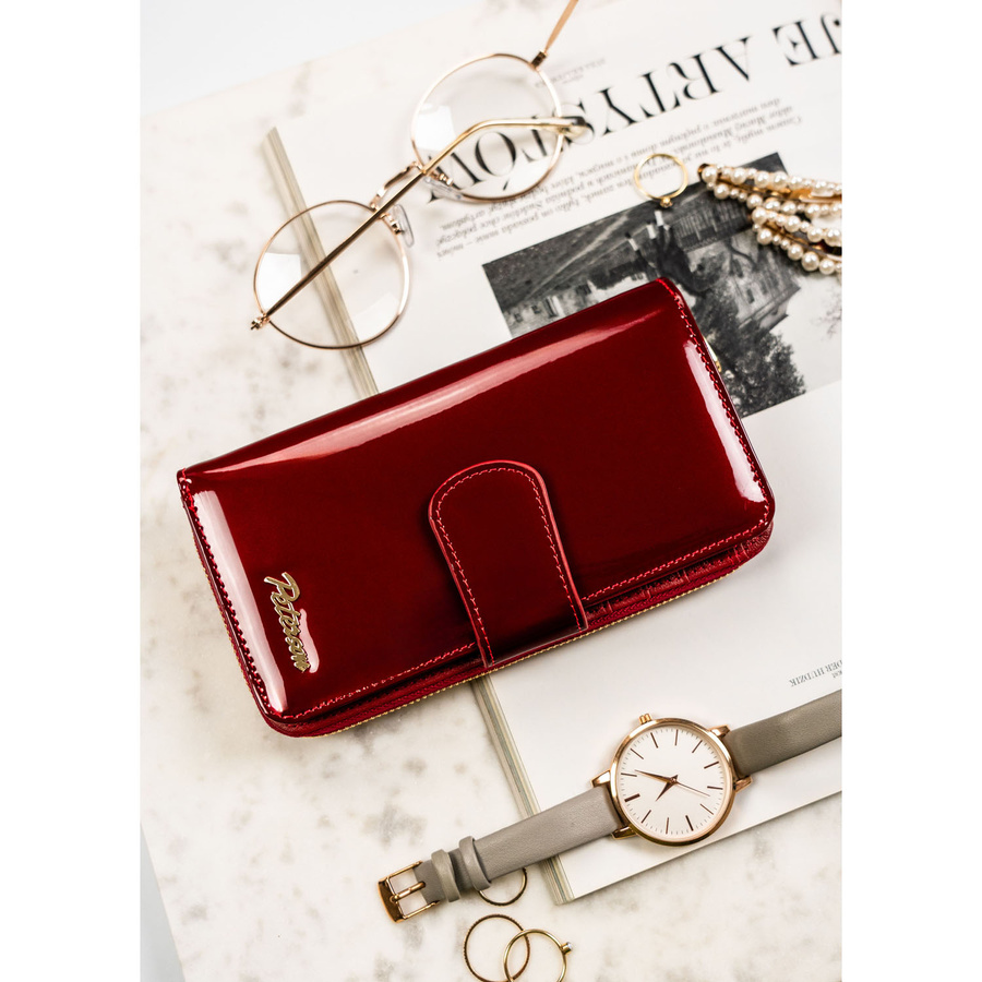 Lakierowany, pionowy skórzany portfel damski w czerwonym kolorze - Peterson - obrazek 3