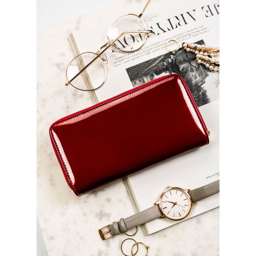 Lakierowany, pionowy skórzany portfel damski w czerwonym kolorze - Peterson - obrazek 5