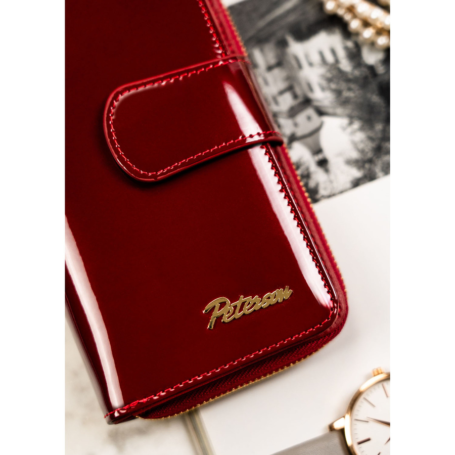 Lakierowany, pionowy skórzany portfel damski w czerwonym kolorze - Peterson - obrazek 4